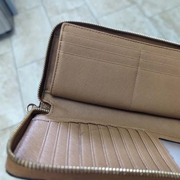 Gently use, Michael Kors Jet set Wallet - Picture 9 of 15